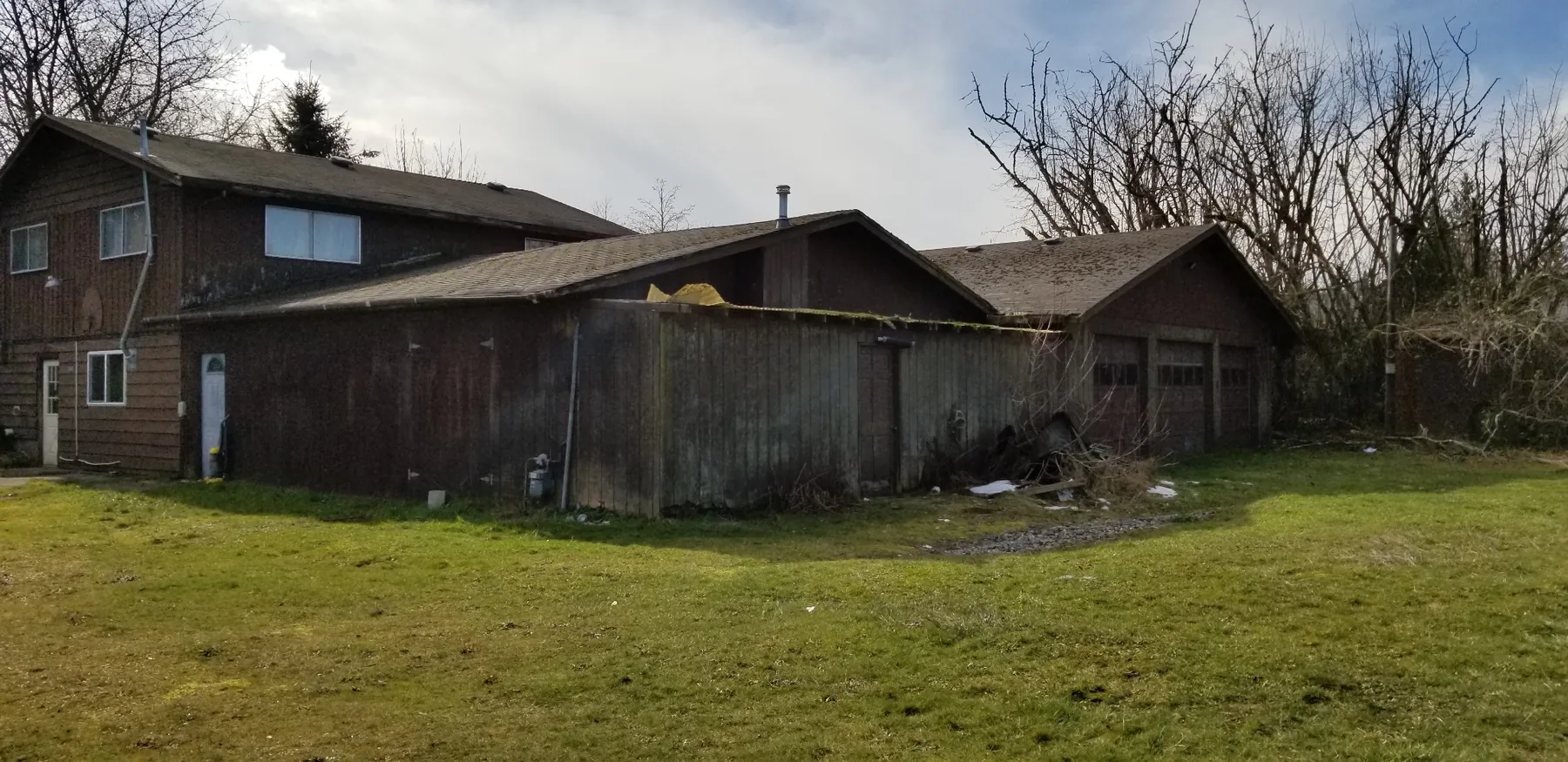 Building exterior before siding rehabilitation